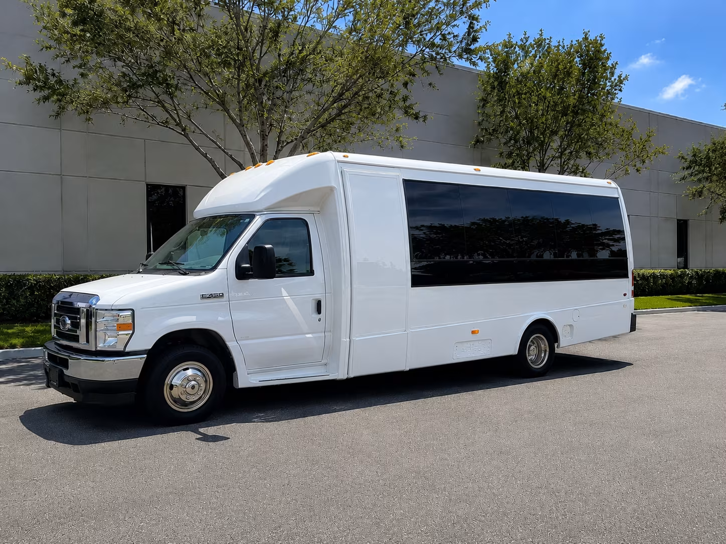 corporate airport transfer buses to and from cheyenne regional airport